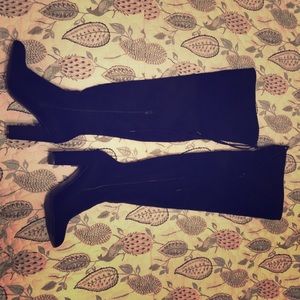 Thigh high black suede shoes